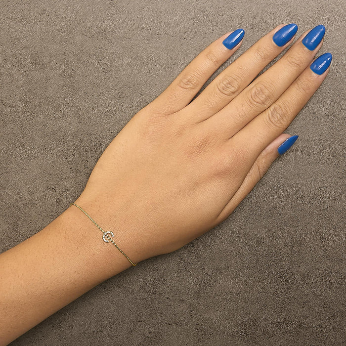 Pulsera de eslabones con dije de inicial A-Z y detalle de diamante en oro amarillo de 10K