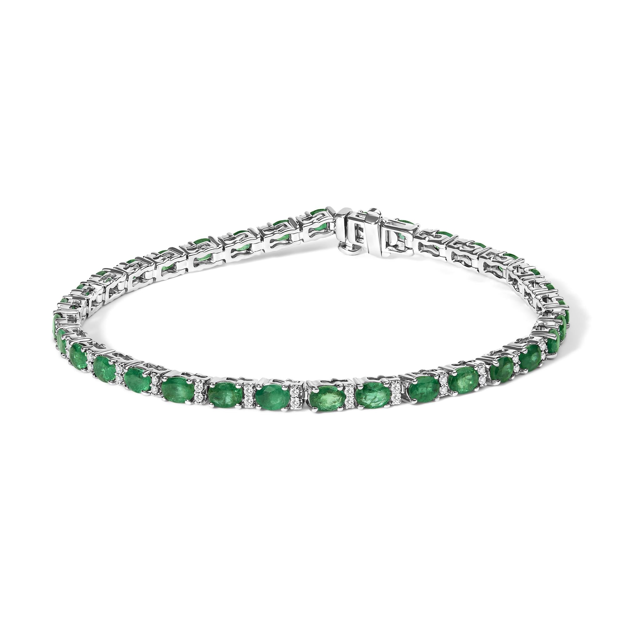Pulsera tenis alterna con esmeralda verde ovalada y diamantes en oro blanco de 14K, foto 1