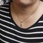 Collar con colgante de 3 piedras con diamantes azules tratados y blancos de 1 1/2 ct. p.t. en oro blanco de 14K, foto 3