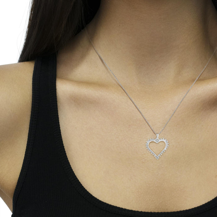 Collar con colgante de corazón calado de 3 garras con diamantes de 1/4 ct. p.t. en plata de ley, foto 3