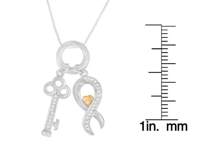 Collar con colgante de símbolo de llave con diamantes de 1/6 ct. p.t. en plata de ley de dos tonos, foto 4