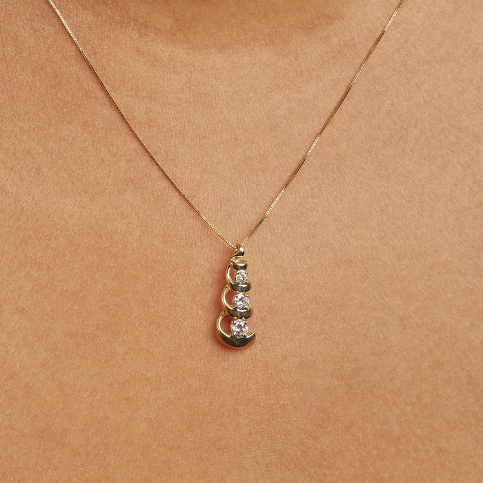 Collar con colgante de remolino y gota de 3 piedras con diamantes de 1/4 ct. p.t. en oro amarillo de 10K, foto 3
