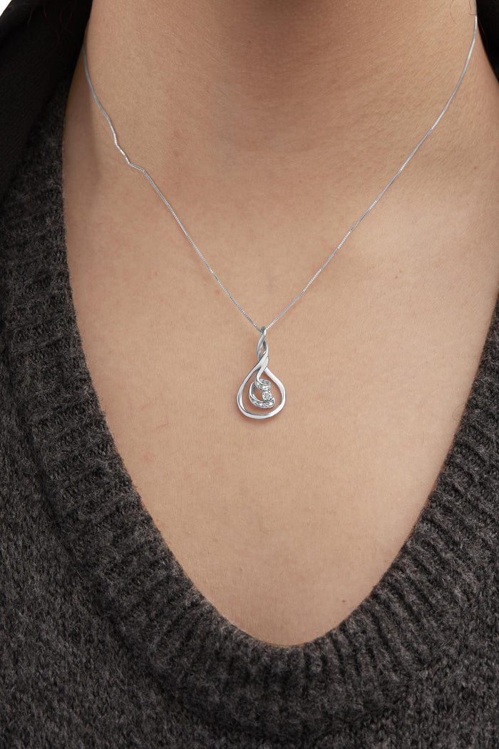 Collar con colgante de espiral en capas Espira con diamantes talla redonda de 1/8 ct. p.t. en oro blanco de 10K, foto 3