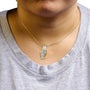 Collar con colgante doble curvo con diamantes talla princesa y baguette de 1 1/3 ct. p.t. en oro amarillo de 14K, foto 3