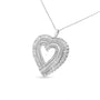 Collar con colgante de corazón en racimo con diamantes redondos y baguette de 1 1/4 ct. p.t. en plata de ley, foto 2