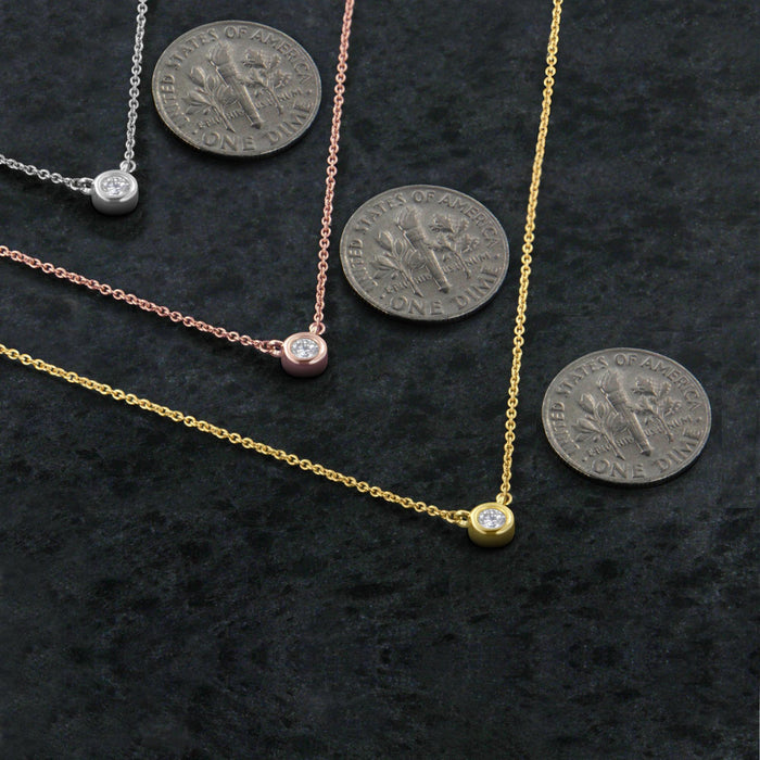 Collar con colgante solitario moderno de bisel con diamante redondo talla brillante de 1/10 ct. p.t. en oro de 10K, foto 13