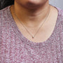 Collar con colgante solitario moderno de bisel con diamante redondo talla brillante en oro de 10K, foto 34
