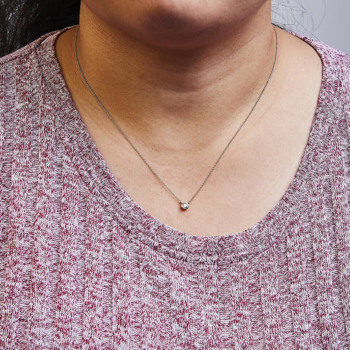 Collar con colgante solitario moderno de bisel con diamante redondo talla brillante en oro de 10K, foto 34