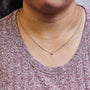 Collar con colgante solitario moderno de bisel con diamante redondo talla brillante en oro de 10K, foto 36