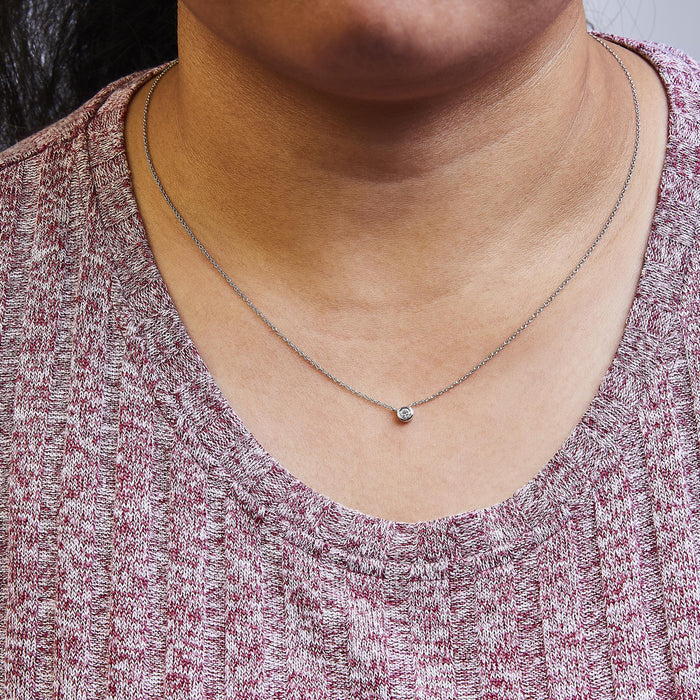 Collar con colgante solitario moderno de bisel con diamante redondo talla brillante de 1/10 ct. p.t. en oro de 10K, foto 9