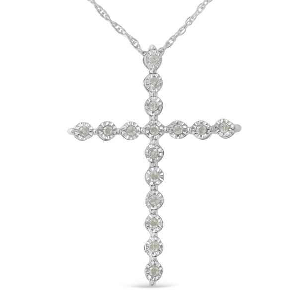 Collar con colgante de cruz Miracle-Set de garras compartidas con diamantes de 1/6 ct. p.t. en plata de ley, foto 1