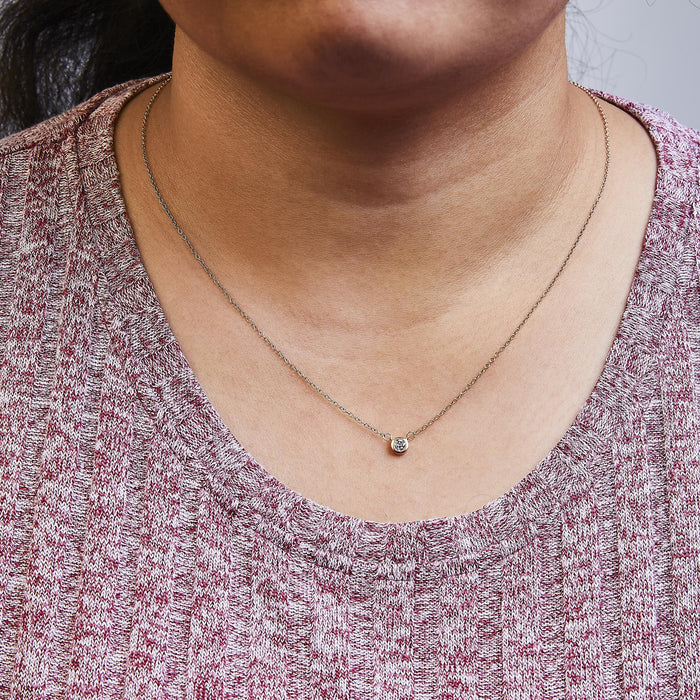 Collar con colgante solitario moderno de bisel con diamante redondo talla brillante en oro de 10K, foto 31