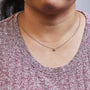Collar con colgante solitario moderno de bisel con diamante redondo talla brillante en oro de 10K, foto 33