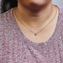 Collar con colgante solitario moderno de bisel con diamante redondo talla brillante en oro de 10K, foto 28