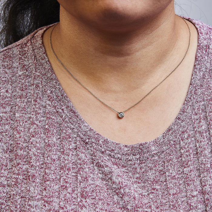 Collar con colgante solitario moderno de bisel con diamante redondo talla brillante en oro de 10K, foto 28