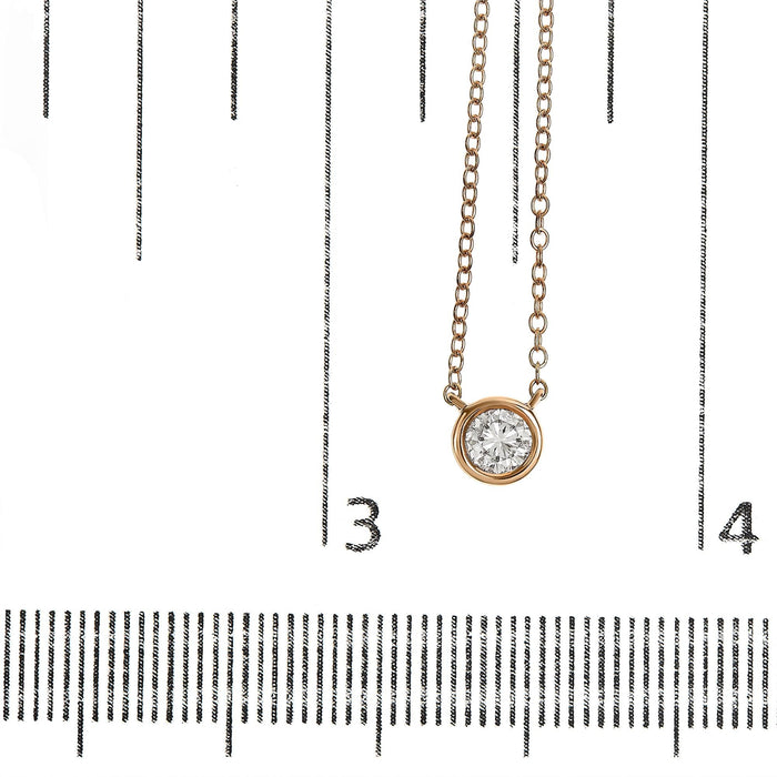 Collar con colgante solitario moderno de bisel con diamante redondo talla brillante en oro de 10K