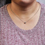 Collar con colgante solitario moderno de bisel con diamante redondo talla brillante en oro de 10K, foto 30