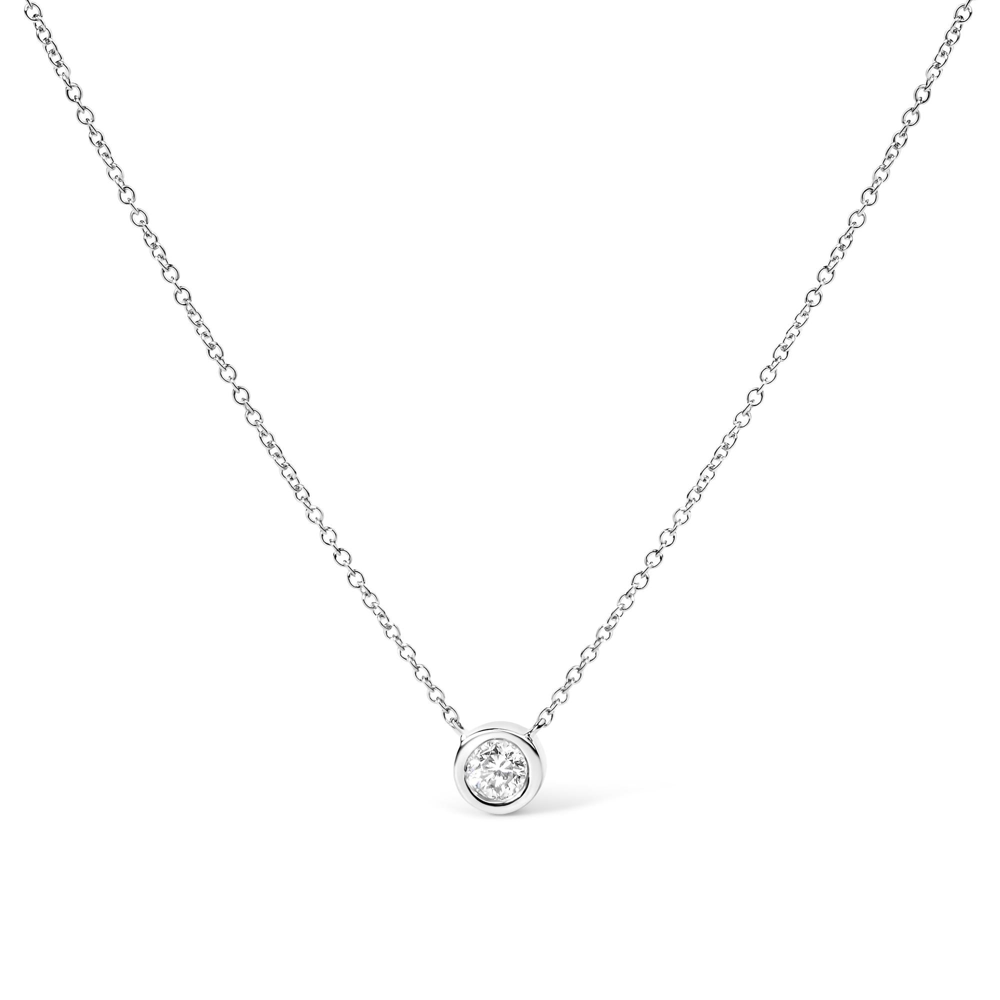 Collar con colgante solitario moderno de bisel con diamante redondo de 1/2 ct. p.t. en oro blanco de 10K, foto 1