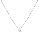 Collar con colgante solitario moderno de bisel con diamante redondo de 1/2 ct. p.t. en oro blanco de 10K