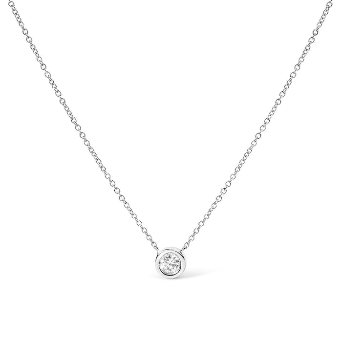 Collar con colgante solitario moderno de bisel con diamante redondo de 1/2 ct. p.t. en oro blanco de 10K, foto 1