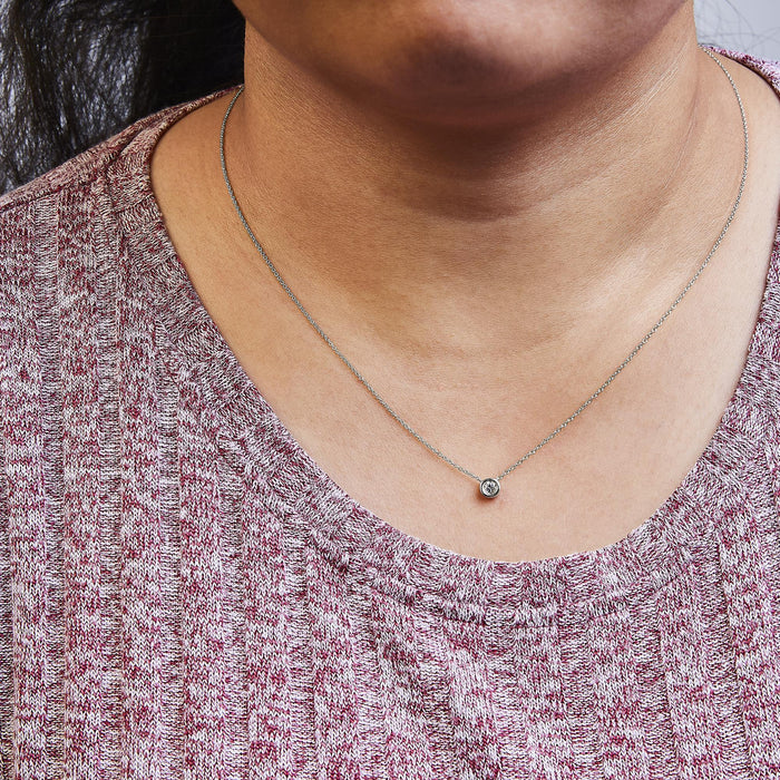 Collar con colgante solitario moderno de bisel con diamante redondo talla brillante en oro de 10K, foto 27