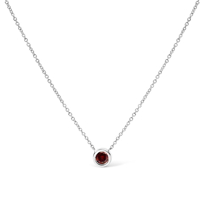 Collar con colgante solitario de bisel con diamante rojo cultivado en laboratorio de 1/2 ct. p.t. en oro blanco de 14K, foto 2