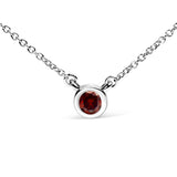 Collar con colgante solitario de bisel con diamante rojo cultivado en laboratorio de 1/2 ct. p.t. en oro blanco de 14K