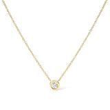 Collar con colgante solitario moderno de bisel con diamante talla brillante de 1/2 ct. p.t. en oro amarillo de 10K