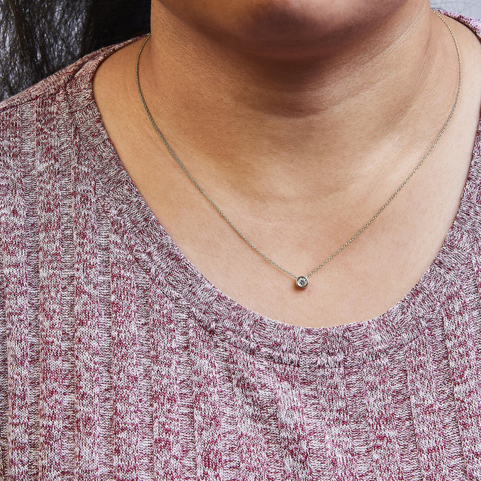 Collar con colgante solitario moderno de bisel con diamante redondo talla brillante en oro de 10K, foto 26
