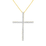 Collar con colgante de cruz con diamantes de 2 1/2 ct. p.t. en plata de ley