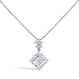 Collar con colgante de gota de rombo con diamantes talla princesa de 1/2 ct. p.t. en oro blanco de 10K