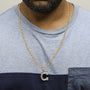 Collar con colgante de inicial letra C para hombre con diamantes de 1 3/4 ct. p.t. en oro amarillo de 10K, foto 3