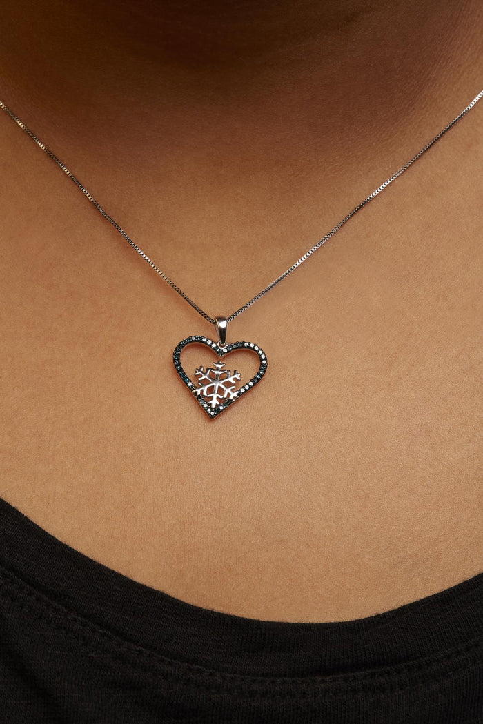 Collar con colgante de corazón con diamantes azules tratados de 1/10 ct. p.t. en plata de ley, foto 3