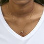 Collar con colgante solitario de bisel con diamante champán redondo de 1 3/8 ct. p.t. en oro amarillo de 14K, foto 3
