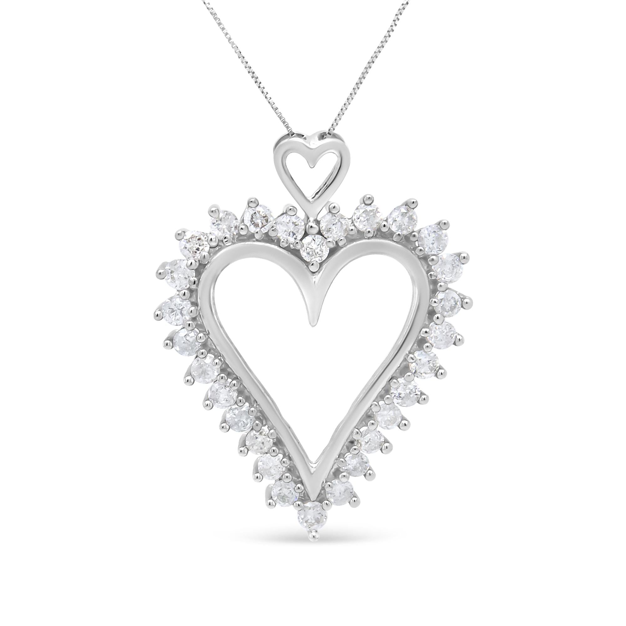 Collar con colgante de corazón calado delineado con diamantes redondos de 1 3/4 ct. p.t. en plata de ley, foto 1