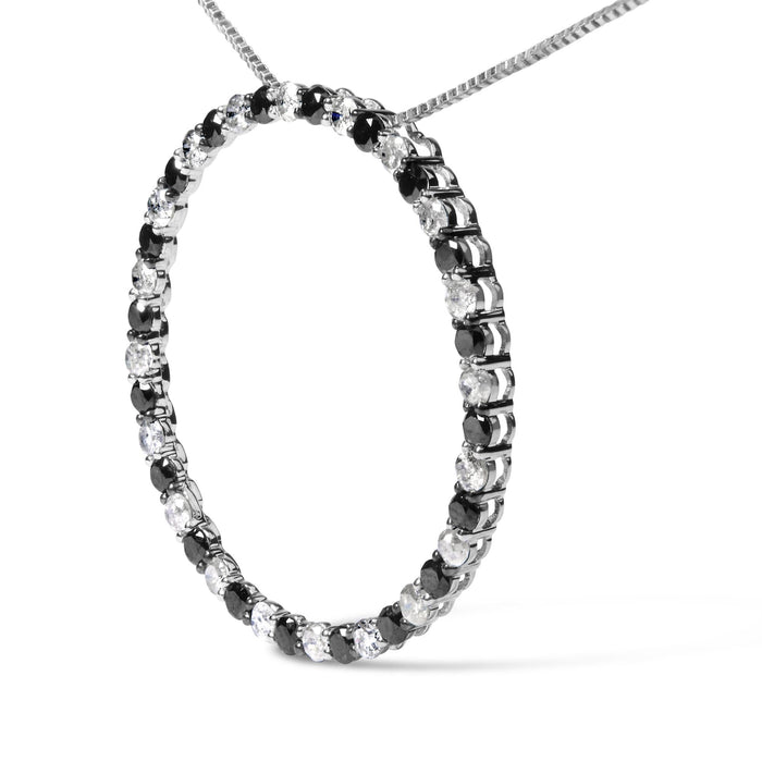 Collar con colgante de círculo calado de aro con diamantes negros y blancos alternados de 2 ct. p.t. en plata de ley, foto 4