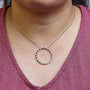 Collar con colgante de círculo calado de aro con diamantes negros y blancos alternados de 2 ct. p.t. en plata de ley, foto 3