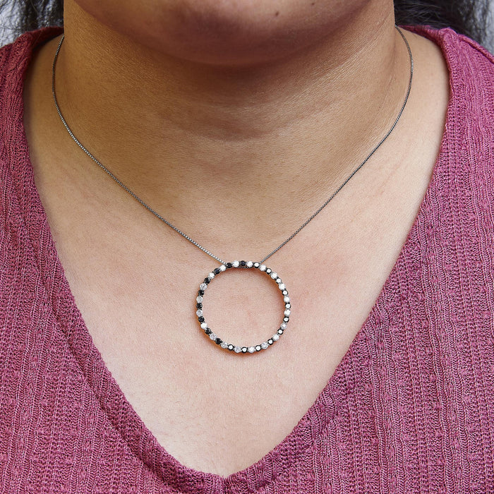 Collar con colgante de círculo calado de aro con diamantes negros y blancos alternados de 2 ct. p.t. en plata de ley, foto 3
