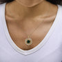 Collar de medallón con esmeralda cultivada en laboratorio y diamantes en plata de ley bañada en oro amarillo de 14K, foto 3