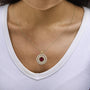 Collar con medallón de sol con rubí cultivado en laboratorio y diamantes en plata de ley bañada en oro amarillo de 14K, foto 3