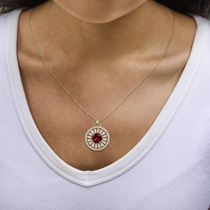 Collar con medallón de sol con rubí cultivado en laboratorio y diamantes en plata de ley bañada en oro amarillo de 14K, foto 3