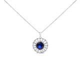 Collar con colgante de medallón con zafiro y diamantes cultivados en laboratorio en plata de ley