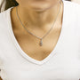 Collar con colgante de gota con remolino y diamantes de 1/3 ct. p.t. en plata de ley, foto 3