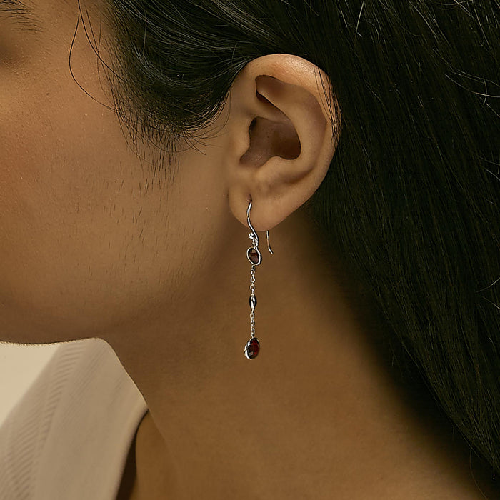 Aretes colgantes graduados de bisel con granate rojo en plata de ley, foto 3