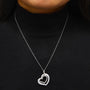 Collar con colgante de corazón con acabado mate y detalle de diamante en plata de ley, foto 3