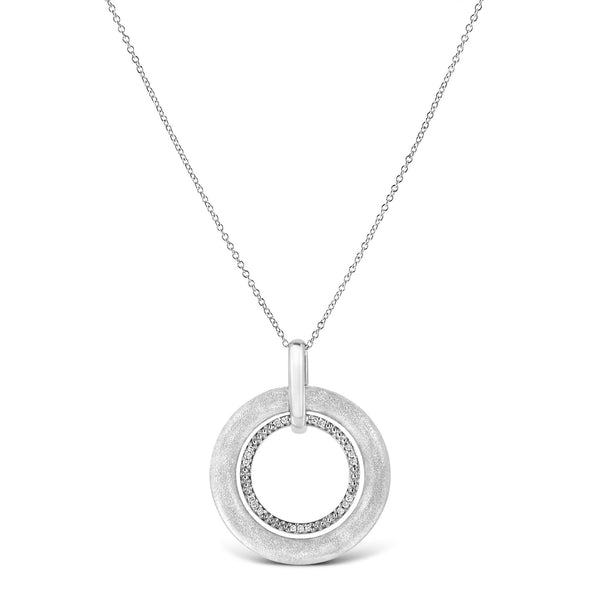 Collar con colgante de doble círculo con acabado satinado y detalle de diamante de garras en plata de ley, foto 2