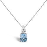 Collar con colgante texturizado de topacio azul y detalle de diamante en plata de ley, 18 pulg.