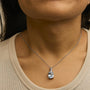 Collar con colgante texturizado de topacio azul y detalle de diamante en plata de ley, foto 3