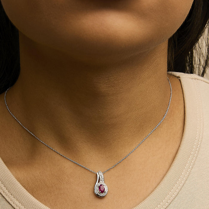 Collar con colgante de remolino milgrain con rubí rojo y detalle de diamante en plata de ley, foto 3