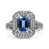 Anillo con detalle de diamante y topacio azul talla esmeralda de 8X6 mm en plata de ley